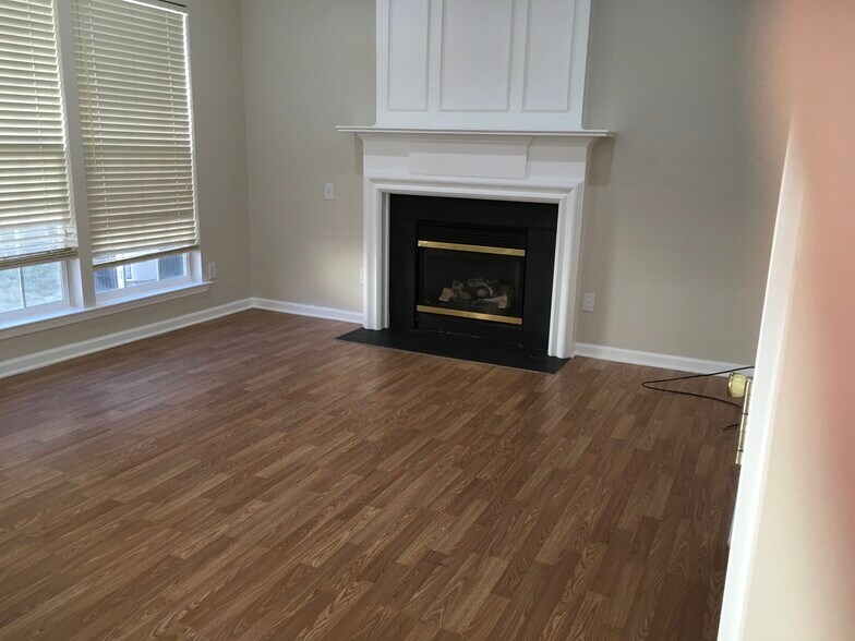 Building Photo - 2113 McKenzie Creek Dr