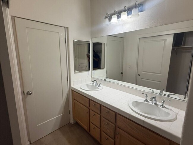 Building Photo - Large 3-Bedroom, 3.5 Bathroom Townhome in Metro Walk Village Neighborhood