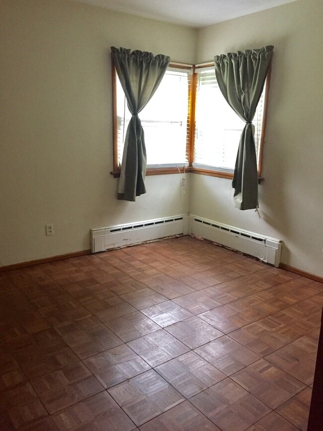 Building Photo - Cozy 3bedroom available Nov 1st.
