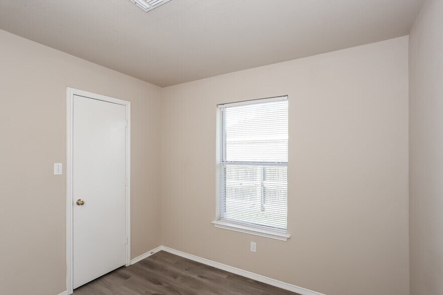 Building Photo - 8600 Cove Meadow Ln
