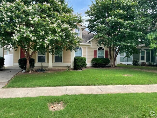 Building Photo - 1046 Elm Dr