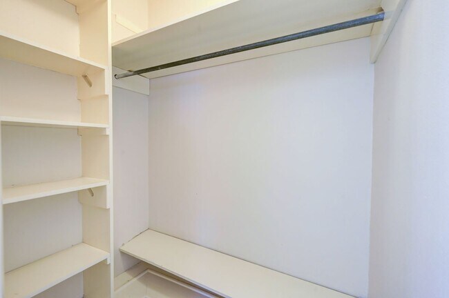 Building Photo - 206 Meadow Path Dr