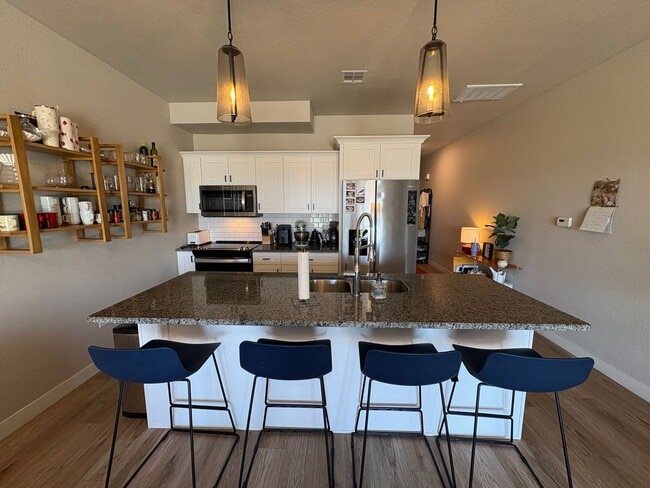 Building Photo - Modern Townhome with STUNNING Views in West MHK