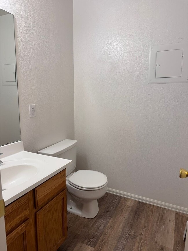 Building Photo - Cute 2 Story, 3Bed, 1.5Bath Townhouse in G...