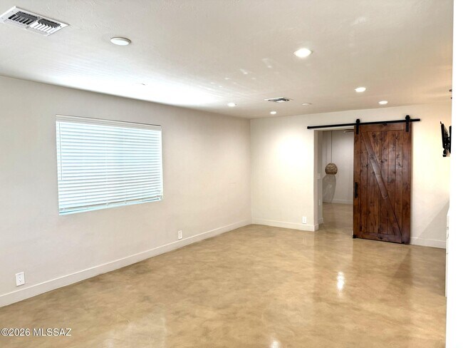 Building Photo - 426 S Stratford Dr