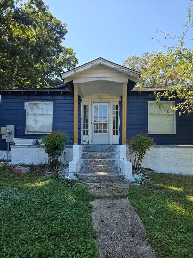 Primary Photo - 3 Bedroom Home In Heart of East Ridge