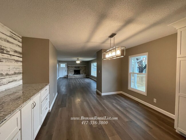 Building Photo - Newly Remodeled 3BR/2BA