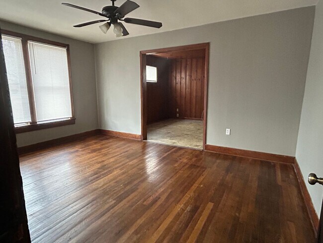 Building Photo - 1417 W 11th St