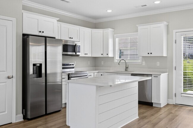 Building Photo - Luxury Townhome