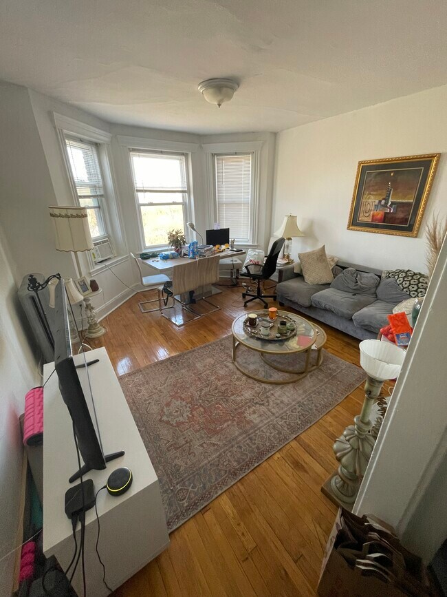 Primary Photo - 376 Riverway