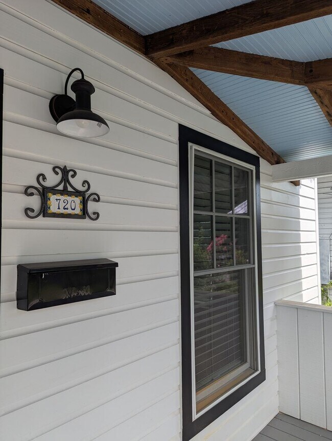 Building Photo - Stunning Fully Renovated 3-Bedroom, 2-Bathroom Cottage-Style Home
