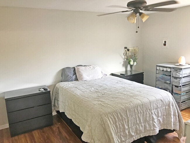 Master bedroom - 4656 50th St