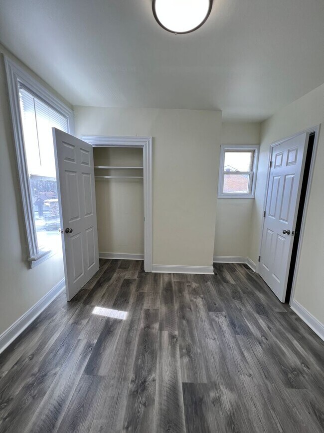 Building Photo - Updated 3BR house with multi-car off street parking!