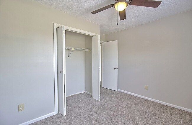 Building Photo - 912 Pineland Ave