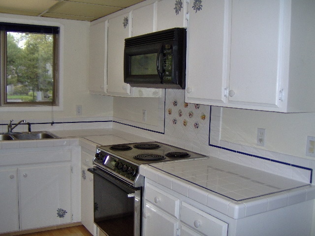 Building Photo - Cozy Townhouse! Water Sewer and Garbage Included!