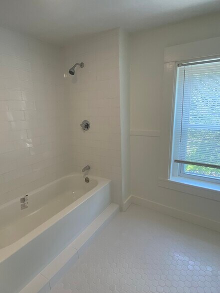 Building Photo - 7 Court St