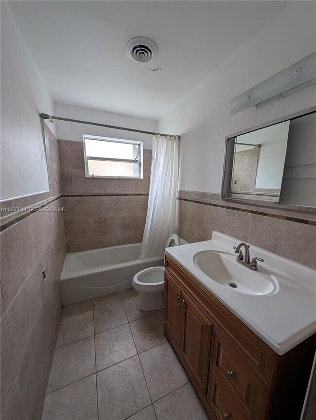 Building Photo - 1900 NE 186th Dr