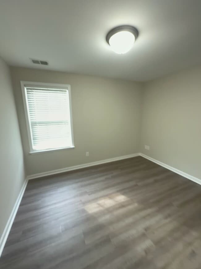 Building Photo - 650 Pippin Dr