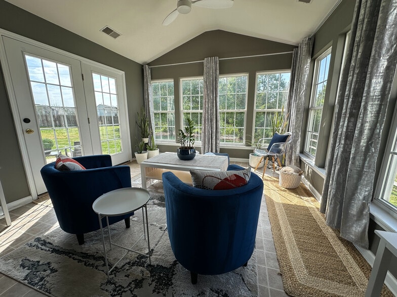 Building Photo - Room in House on Sunburst Ln