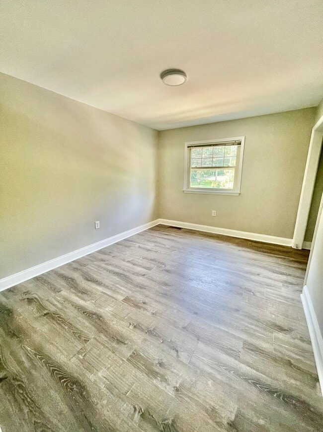 Building Photo - Must see this adorable 2 bedroom 1.5 bath ...