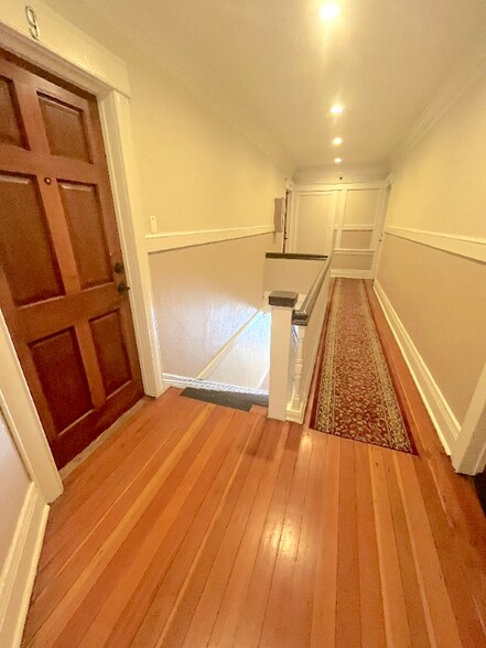 Building Photo - 744 Pine Ave