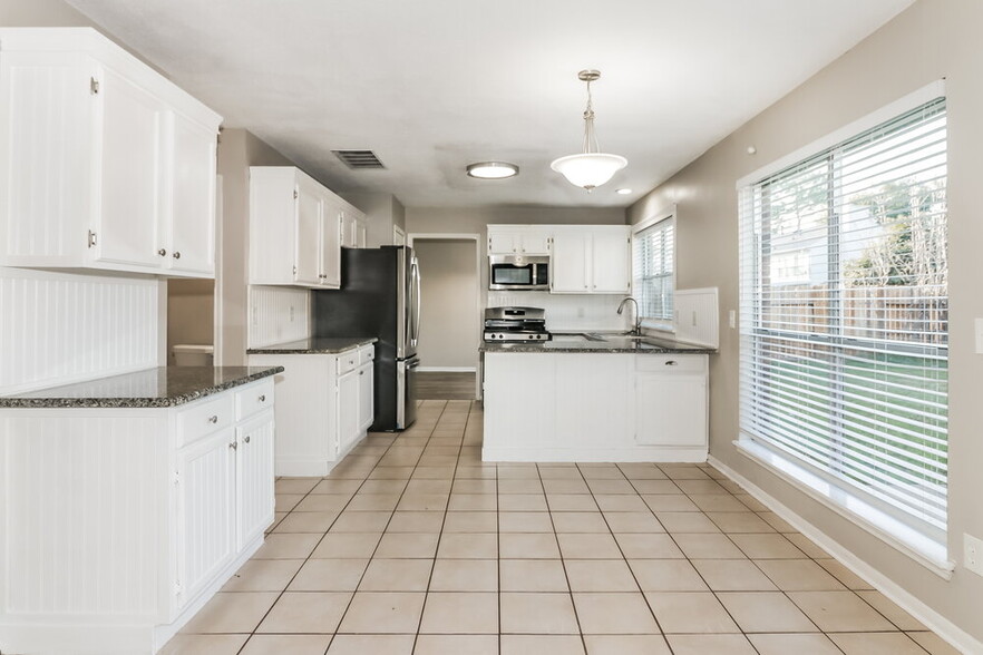 Building Photo - 18162 Holly Green Dr