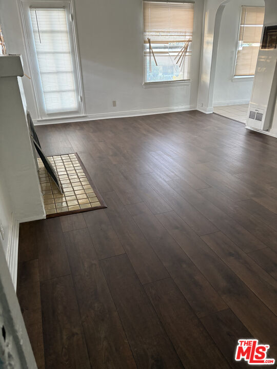 Building Photo - 1050 W 60th Pl