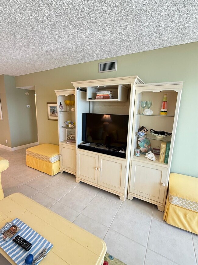 Building Photo - 4636 El Mar Dr