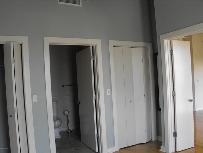 Building Photo - 1661 Riverside Ave