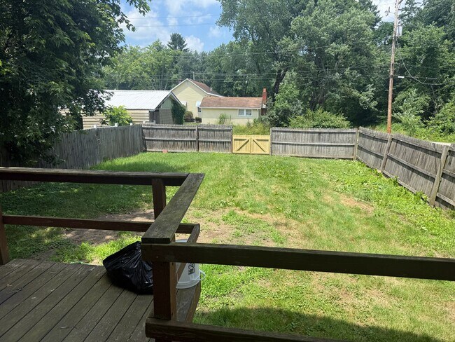 Building Photo - Large 3-Bed 2-Bath Home Uhrichsville