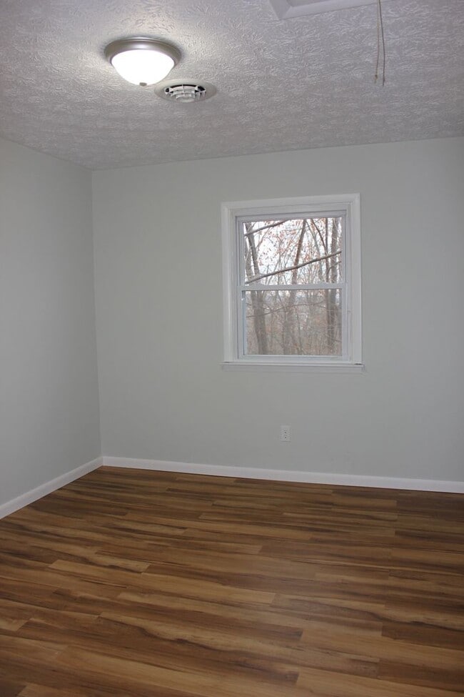 Building Photo - Newly Renovated Apartment for Rent