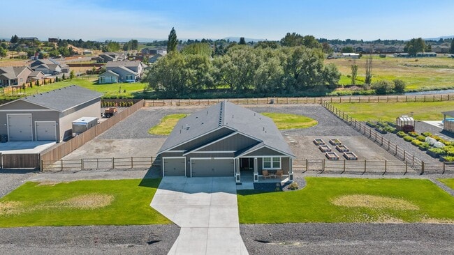 Building Photo - 4 Bedroom Home with Spacious Fully Fenced ...