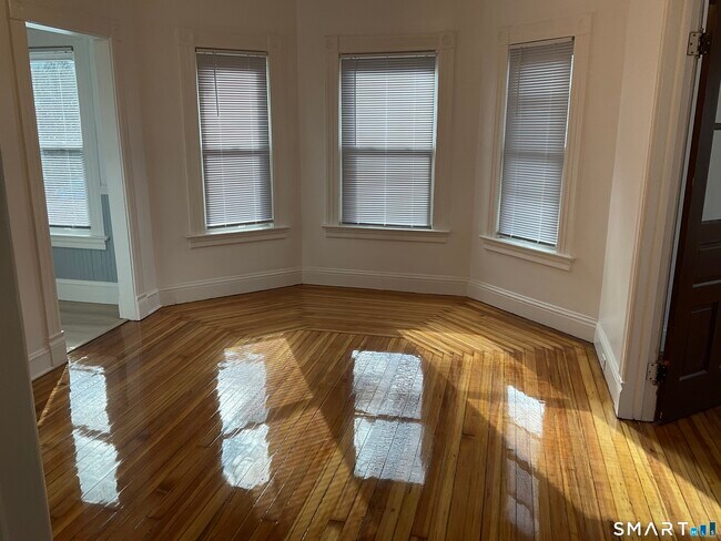 Building Photo - 13 Alger St