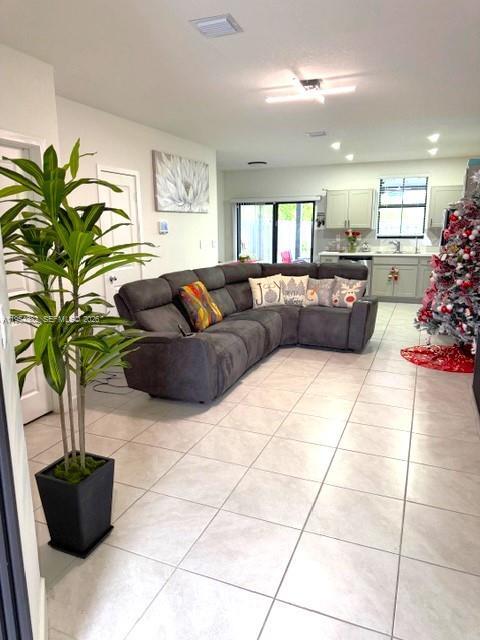 Building Photo - 470 NE 12th St