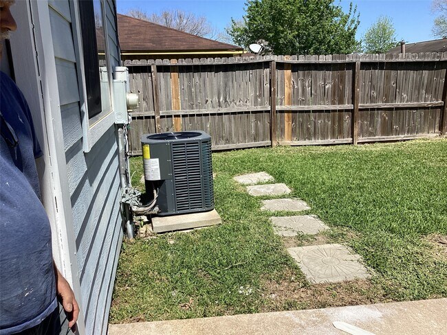 Building Photo - 15831 Bazelbriar Ln