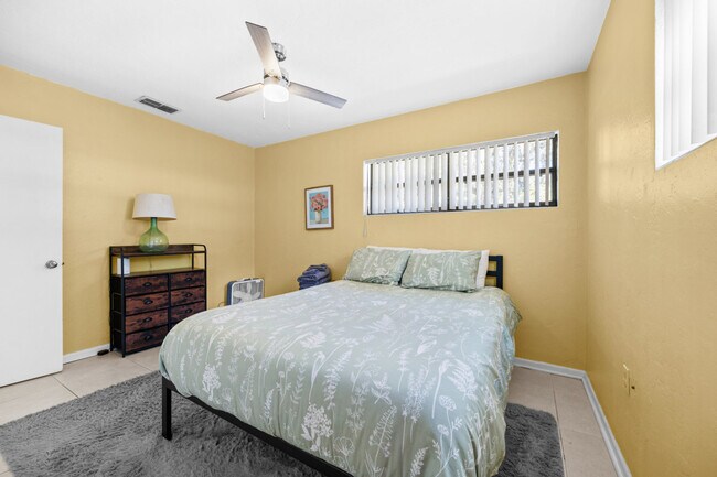 Building Photo - 1700 SW 16th Ct