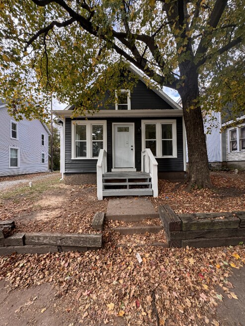 Building Photo - 220 W Brown Ave