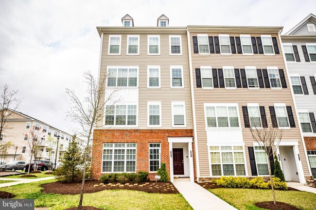 Building Photo - 3005 Chesapeake Dr