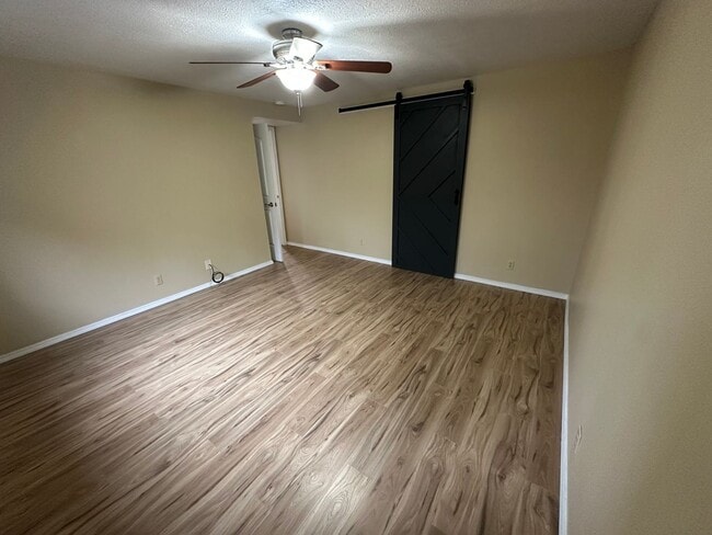 Building Photo - Beautifully Renovated Townhome at Woodvine