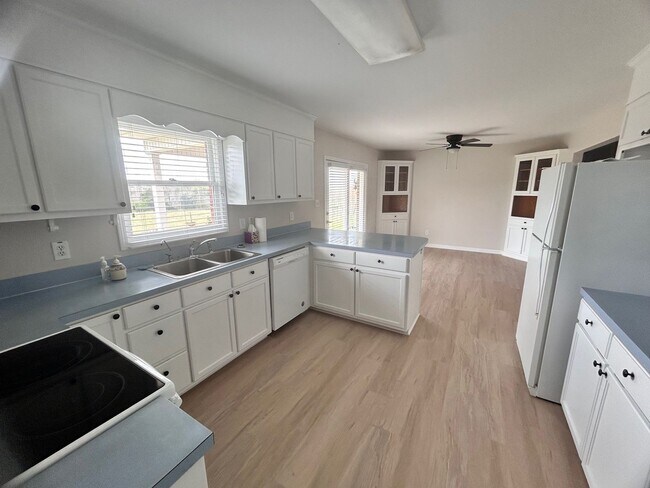 Building Photo - Peaceful Country Living