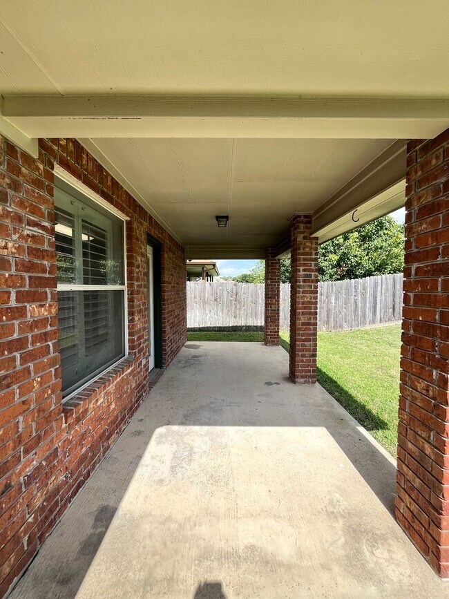 Building Photo - Available NOW  This home is centrally loca...