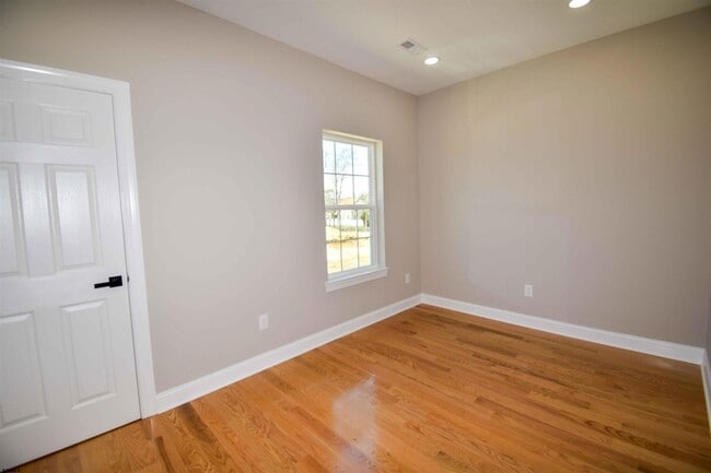 Building Photo - 438A Redwood Ave