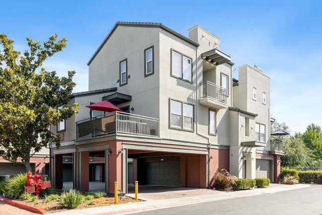 Building Photo - Modern Townhouse