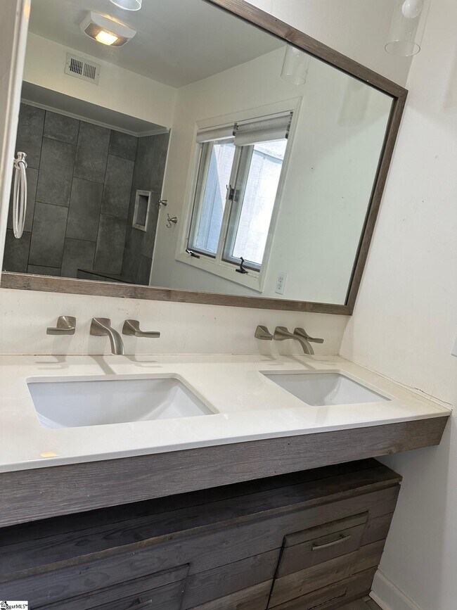 Building Photo - 126 Inglewood Way