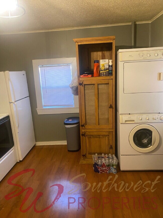 Building Photo - One bedroom home with great backyard!