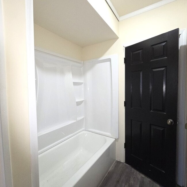 Building Photo - 3 bedroom with modern Kitchen