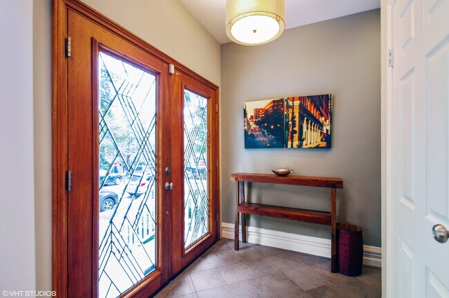 Building Photo - 1918 W Melrose St