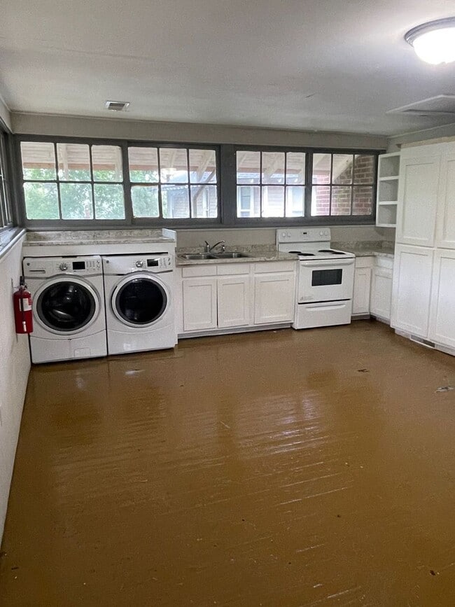 Building Photo - 2712 Preston St. Unit 1/2- UPSTAIRS/PRE-LEASE AVAILABLE FOR 2026-2027 SCHOOL YEAR