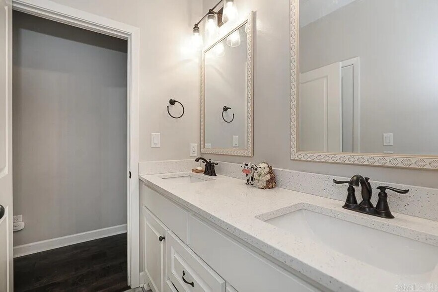 Building Photo - 613 Creekside Cv