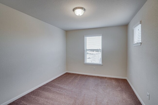 Building Photo - 2048 Hat Bender Lp